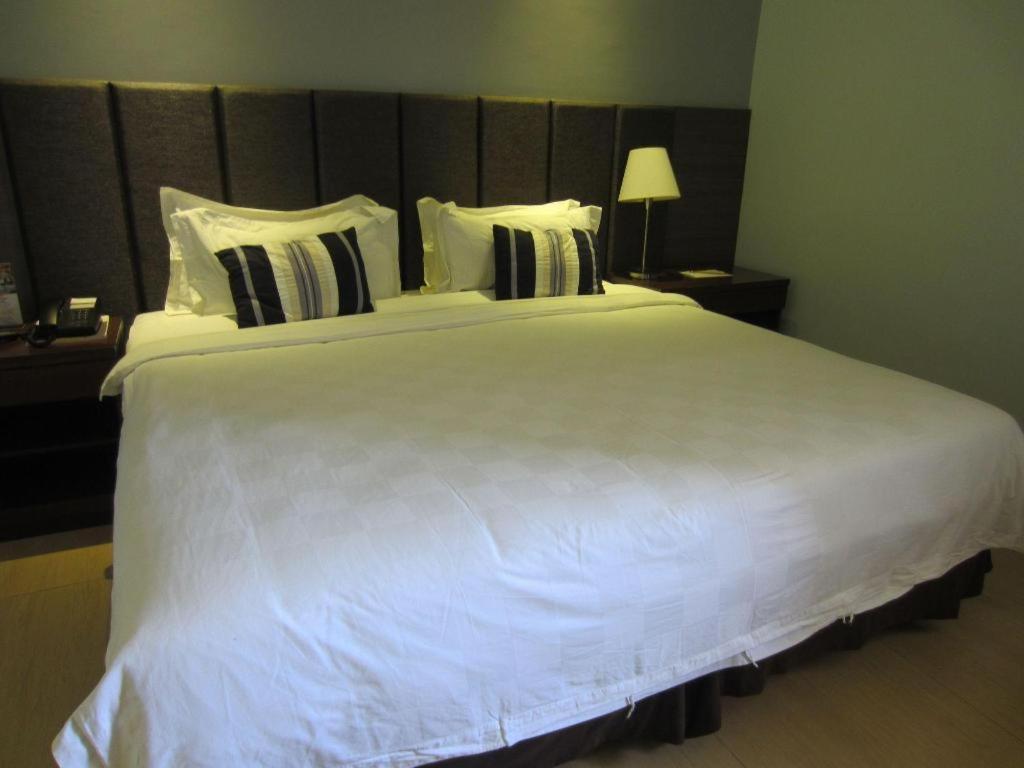 Avenue Suites Bacolod Ngoại thất bức ảnh