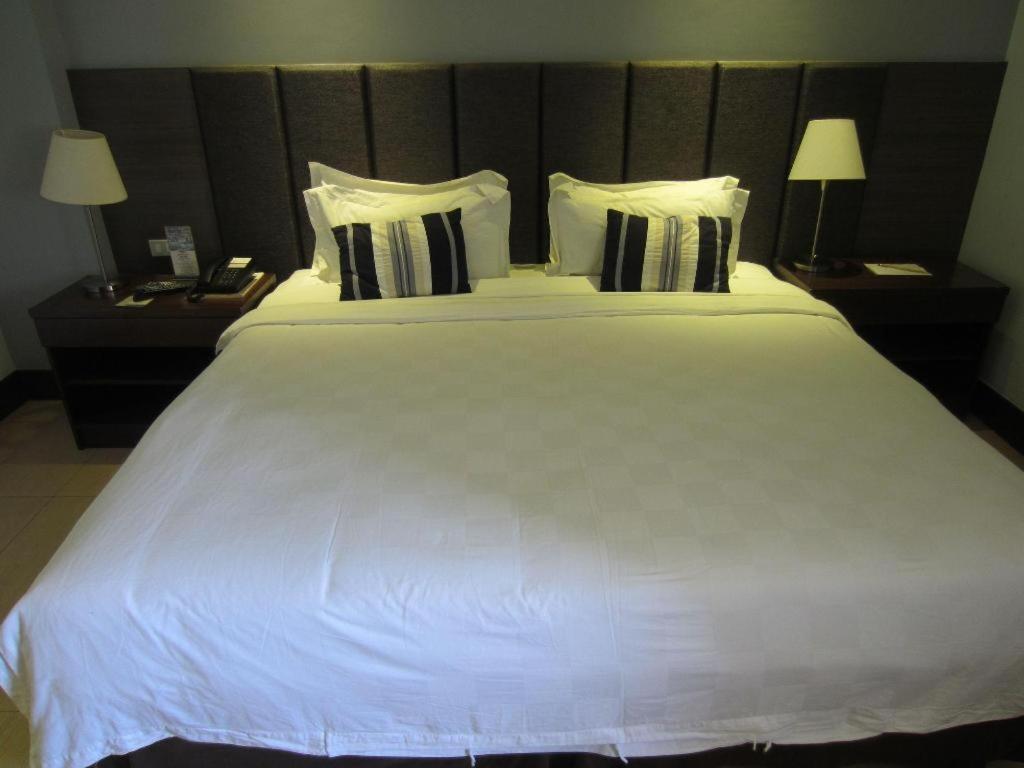 Avenue Suites Bacolod Ngoại thất bức ảnh