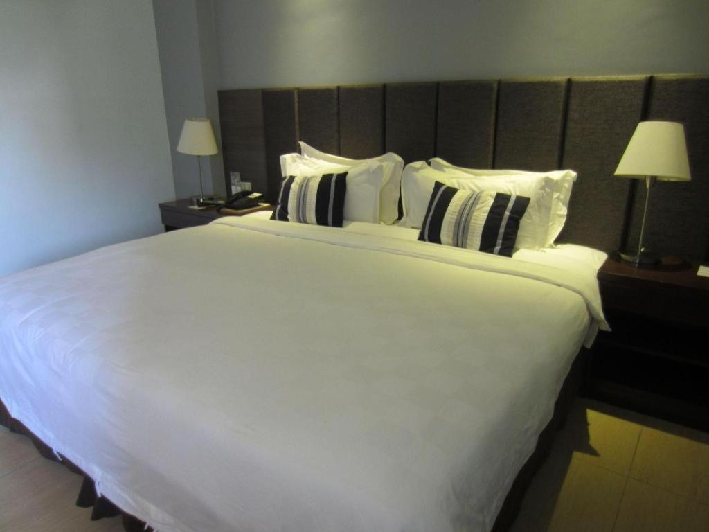 Avenue Suites Bacolod Ngoại thất bức ảnh